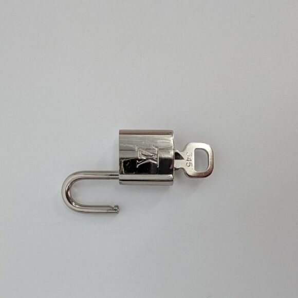 Louis Vuitton lock 🔐 - Picture 1 of 16